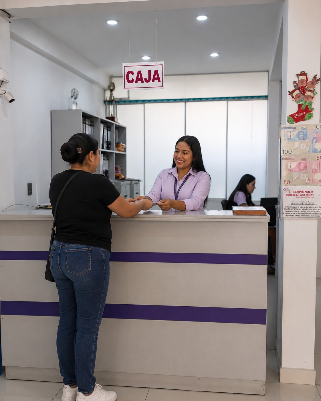 Cliente realizando una operación en caja en la Oficina Las Américas